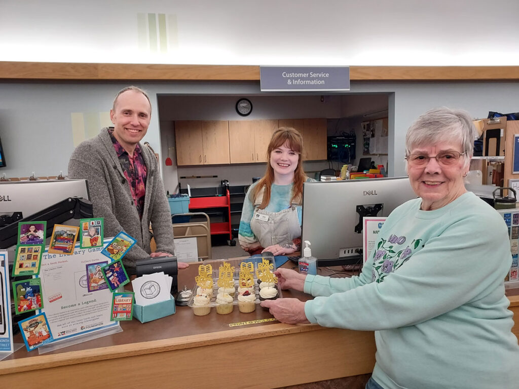 Blaine Manager Jonathan Jakobitz, staff member Maddy Mercer and Friends member Sandra Bogen with cupcakes
